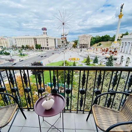 Amazing View Of Independence Square Апартаменти
